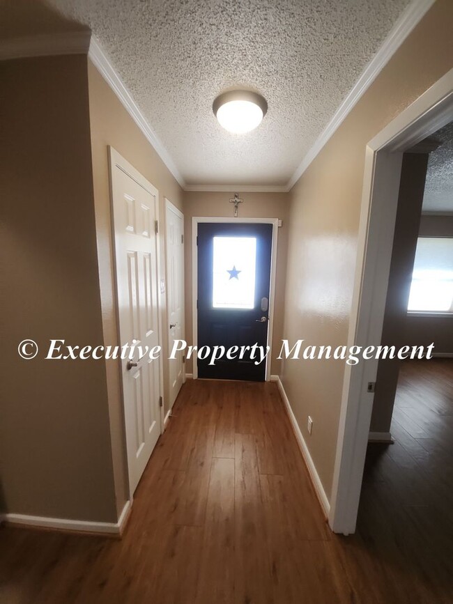 Building Photo - 1009 Robertson Ave