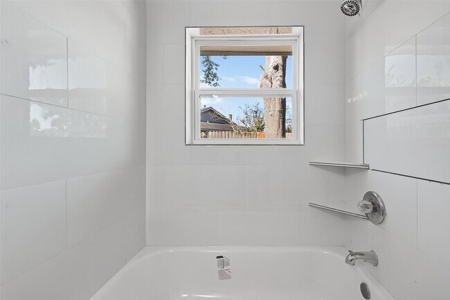 Building Photo - 10603 Highland Woods Dr