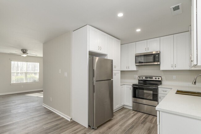 Building Photo - Hidden Gem! 2BD/1BTH with WiFi & Washer/Dryer Included!