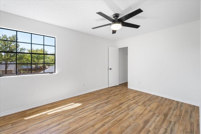 Building Photo - 1404 Deupree Dr