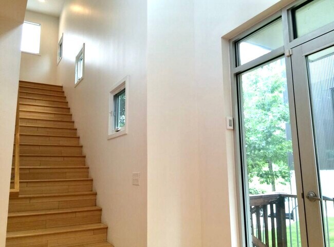 Building Photo - 2466 Lake Dr SE