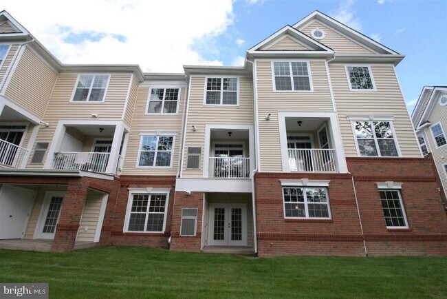 Building Photo - 23255 Milltown Knoll Square