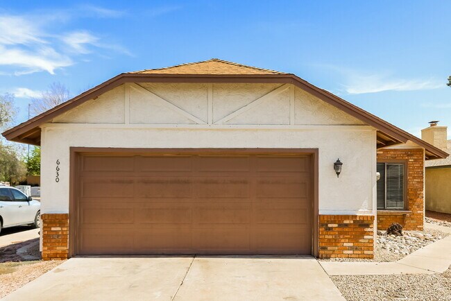 Building Photo - 6630 W Poinsettia Dr