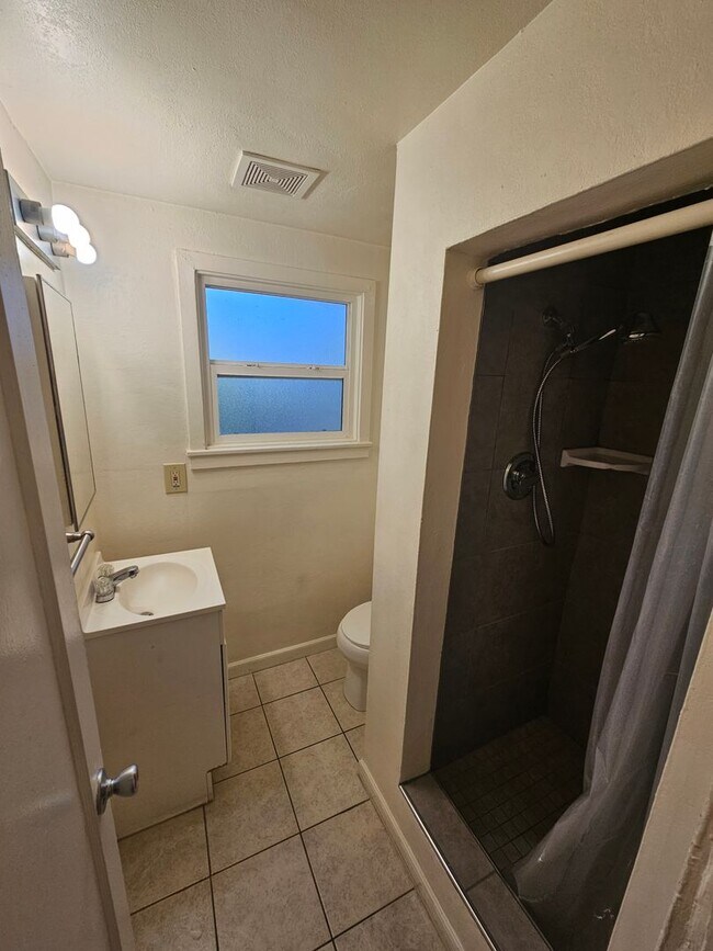 Building Photo - 2 Bedroom 1 Bath Upstairs Apartment in Chico!