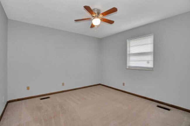 Building Photo - Knoxville 37934 - Split-level Home with 4 Bedrooms, 2 Baths & a 2-car garage. Call Lisa Vineyard ...