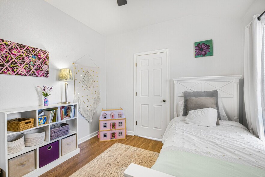 Building Photo - 905 Melted Candle Cove