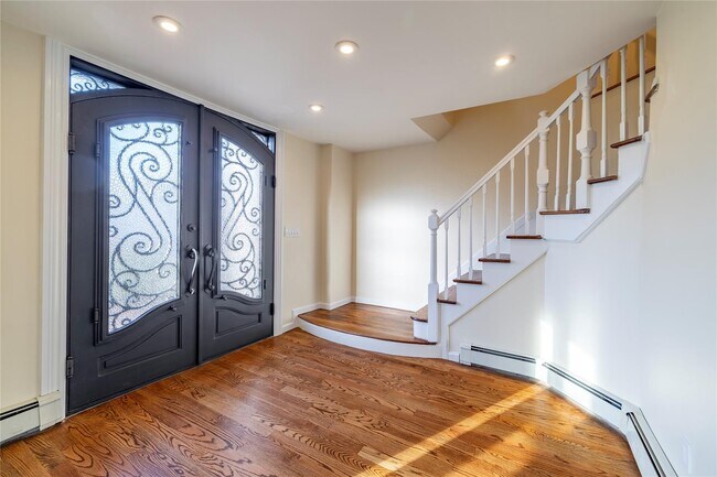 Building Photo - 4047 Greentree Dr