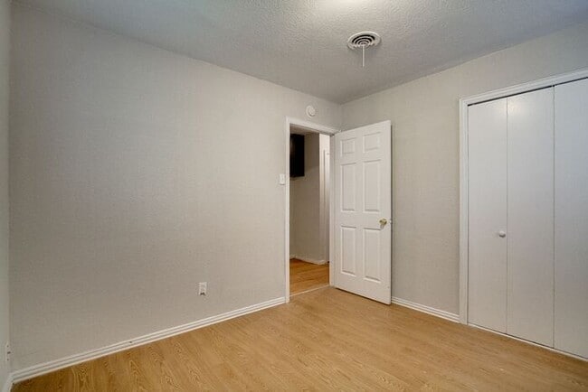 Building Photo - No Application Fees* $500 off 1st months r...