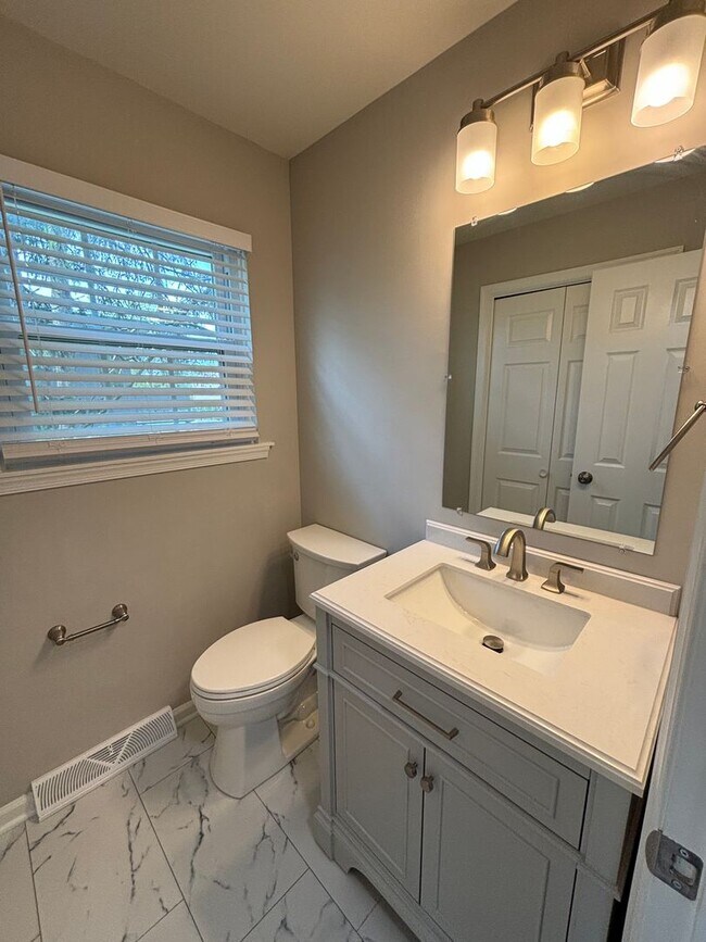 Building Photo - 3 Bedroom Townhome in Emmaus
