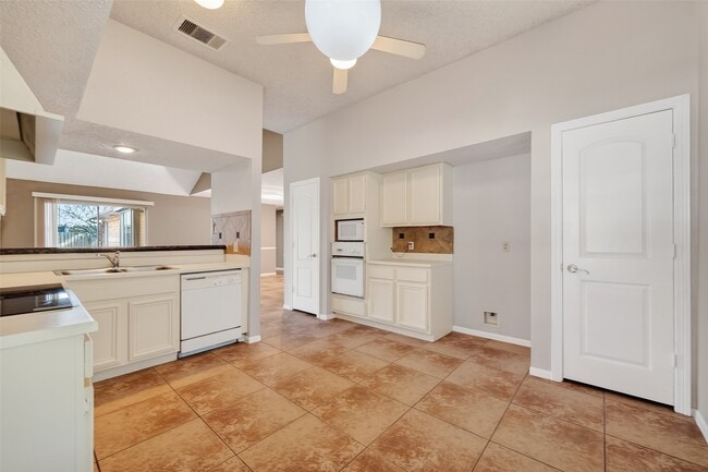 Building Photo - 11415 Chariot Dr