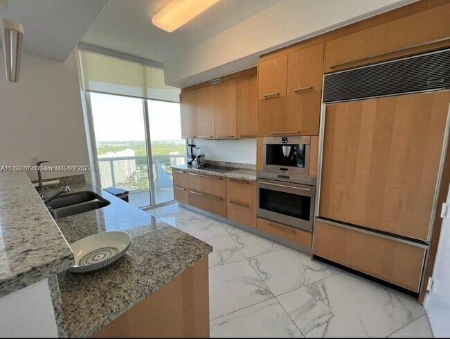 Building Photo - 15811 Collins Ave