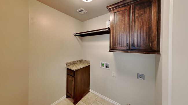 Building Photo - Very Nice 4 Bedroom 2 Bath + Study Home in Yukon Schools