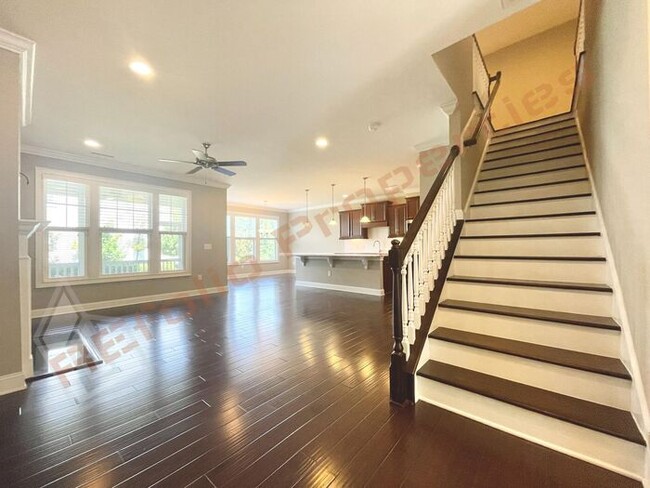 Building Photo - Beautiful 3 Bedroom Townhome with 3rd Floo...