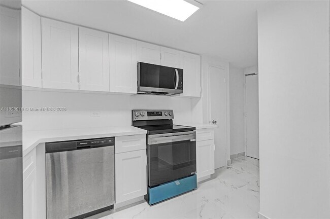 Building Photo - 905 Brickell Bay Dr