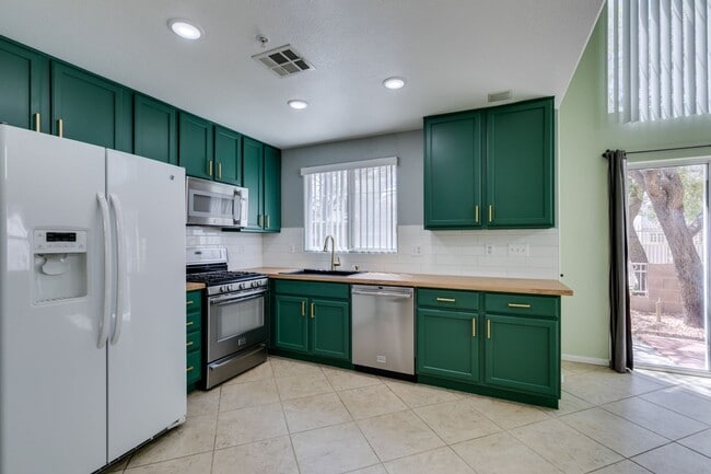 Building Photo - GORGEOUS OPEN FLOORPLAN*GATED COMMUNITY*CO...