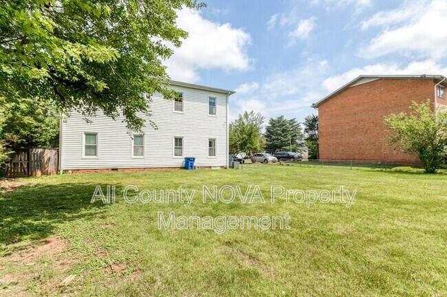 Building Photo - 8753 Signal Hill Rd