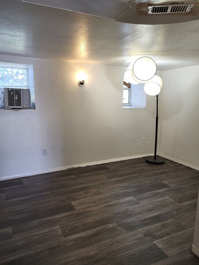 Building Photo - 305-305 W 11th St