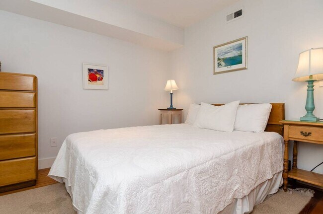 Building Photo - 8 Sunset Ave