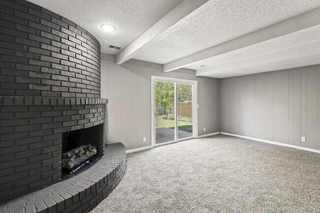 Building Photo - Spacious and updated townhome in Olathe!  1st month is Free!*