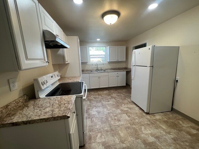 Building Photo - Adorable downtown Grass Valley Bungalow