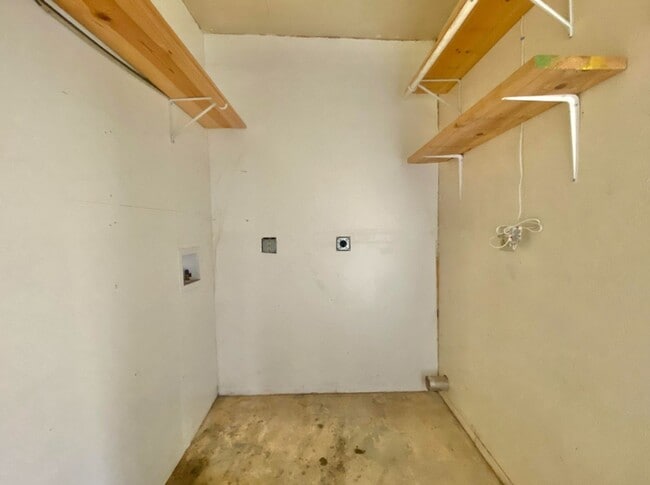 Building Photo - 3 bed 1 bath 2 car garage now available in...
