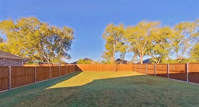 Building Photo - MOVE IN READY