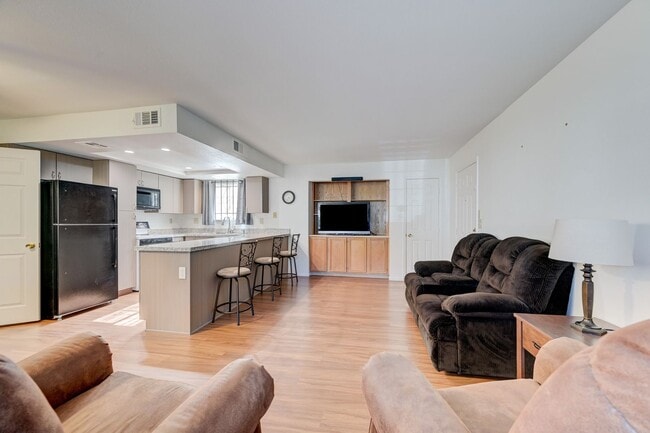 Building Photo - Move-In Ready Condo Near Summerlin!