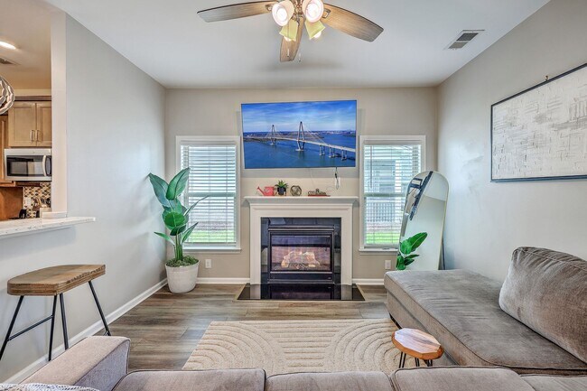 Building Photo - Spacious End-Unit Townhome with Modern Com...