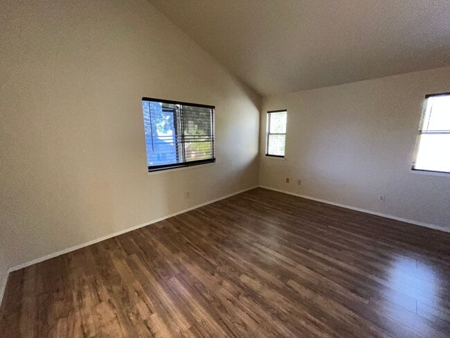 Building Photo - Two Story, 4BR/2.5BA, Very Large Backyard ...