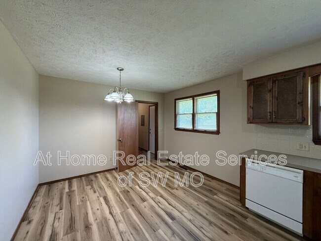 Building Photo - 103 S Cottonwood Ave