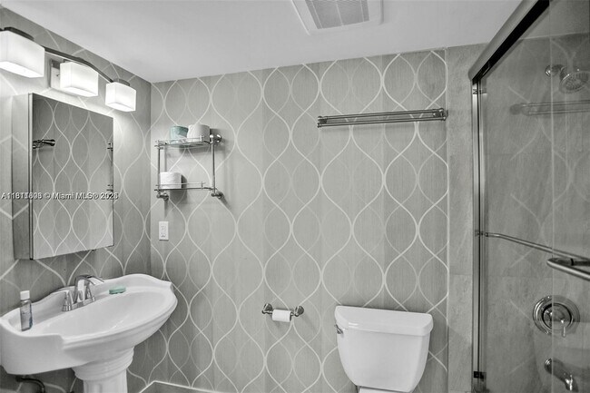 Building Photo - 18051 Biscayne Blvd