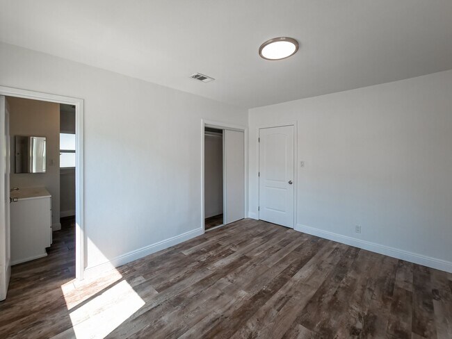 Building Photo - Elegant 3BD/2BA Oasis in the Heart of Glen...