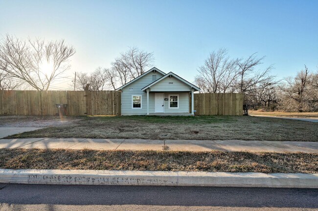 Building Photo - Cute 2BD/1BTH Home in the Heart of OKC Near OU Medical Center