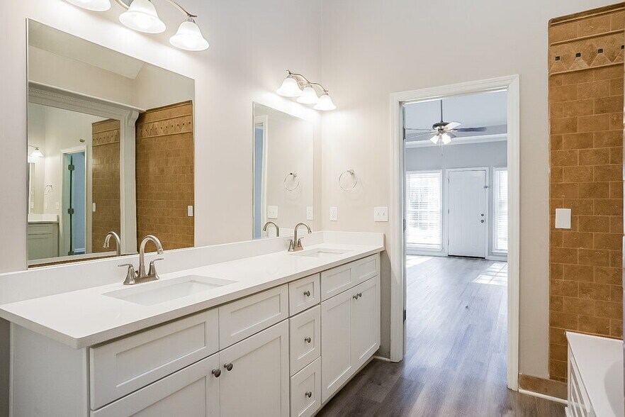 Building Photo - 5471 Saddle Creek