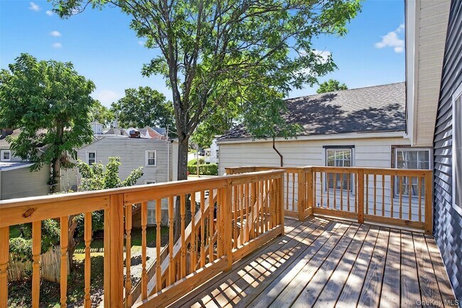 Building Photo - 165 W Main St