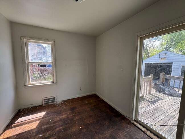Building Photo - 9927 Beaconsfield St