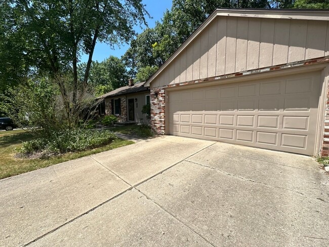 Building Photo - Large 4 bedroom ranch in Forest Hills