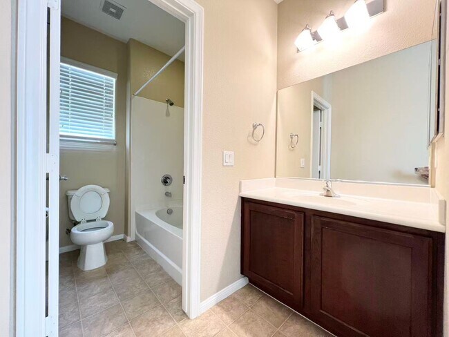 Building Photo - Welcome to this well-maintained 3-bedroom, 2.5-bath home