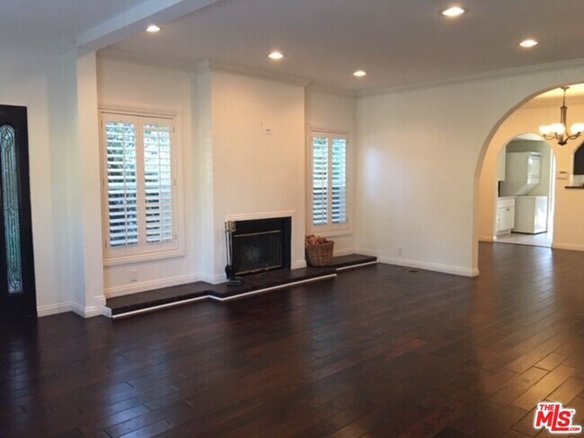 Building Photo - 125 N Palm Dr