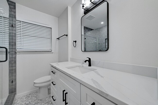Building Photo - Top of the line 6 bed in West Campus!!! 1913!!!