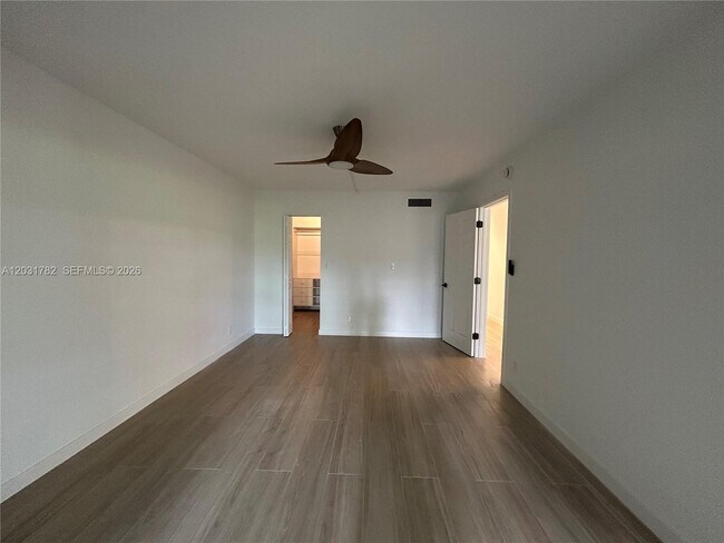 Building Photo - 609 S State Rd 7