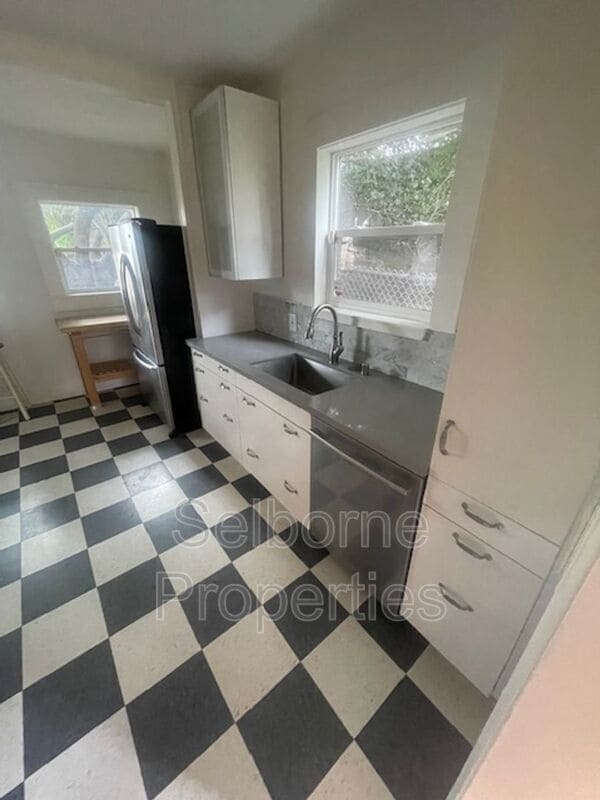 Building Photo - 1424 E 20th St