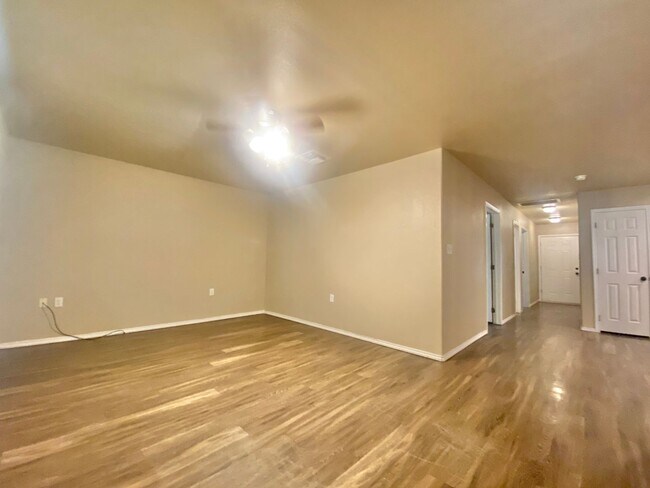 Building Photo - 3 bedroom 2 bath 1 car garage near MLK.