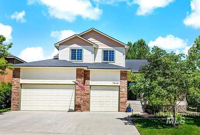 Building Photo - 3 Bedroom 2.5 Bath, 3 Car Garage w/Gorgeous Exterior