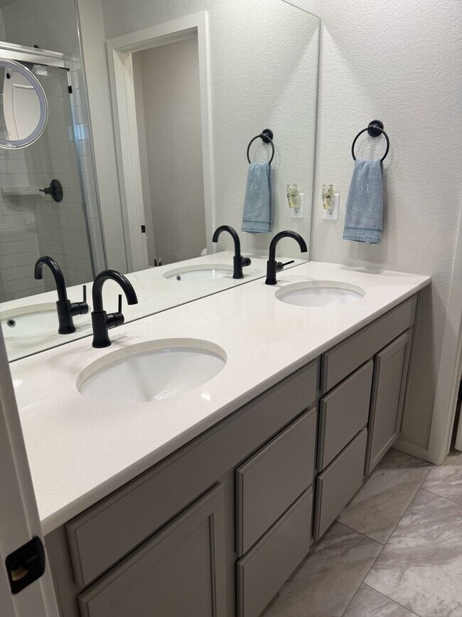 Building Photo - Stunning 3 Bed 2.5 Bath Home in Timnath, CO!
