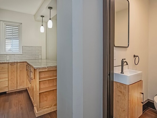 Building Photo - 5519 Howe St