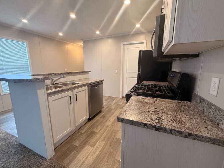 Building Photo - 38039 St Tropez Dr