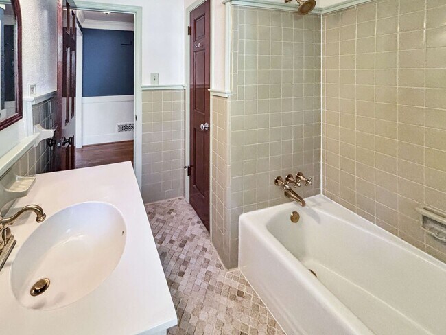 Building Photo - Cozy 4 BR 2 BR House in Piedmont Hills!