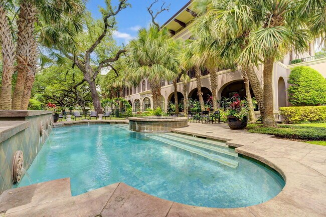 Building Photo - 2700 Albany St