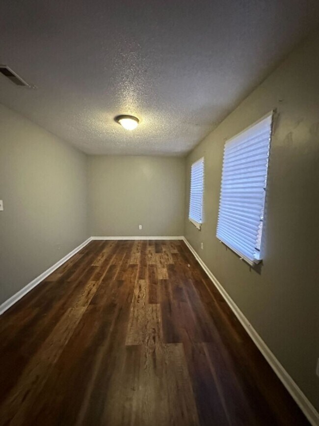 Building Photo - Charming Duplex for Rent- Spacious and Convenient Living!